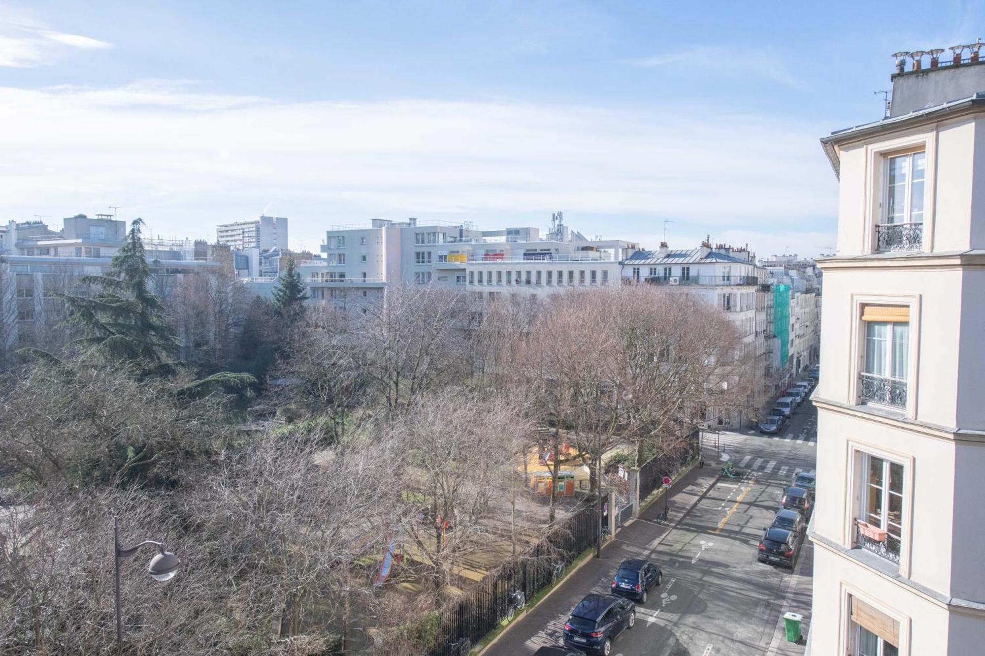 Cosy And Very Flat With Open View On A Parc Parigi